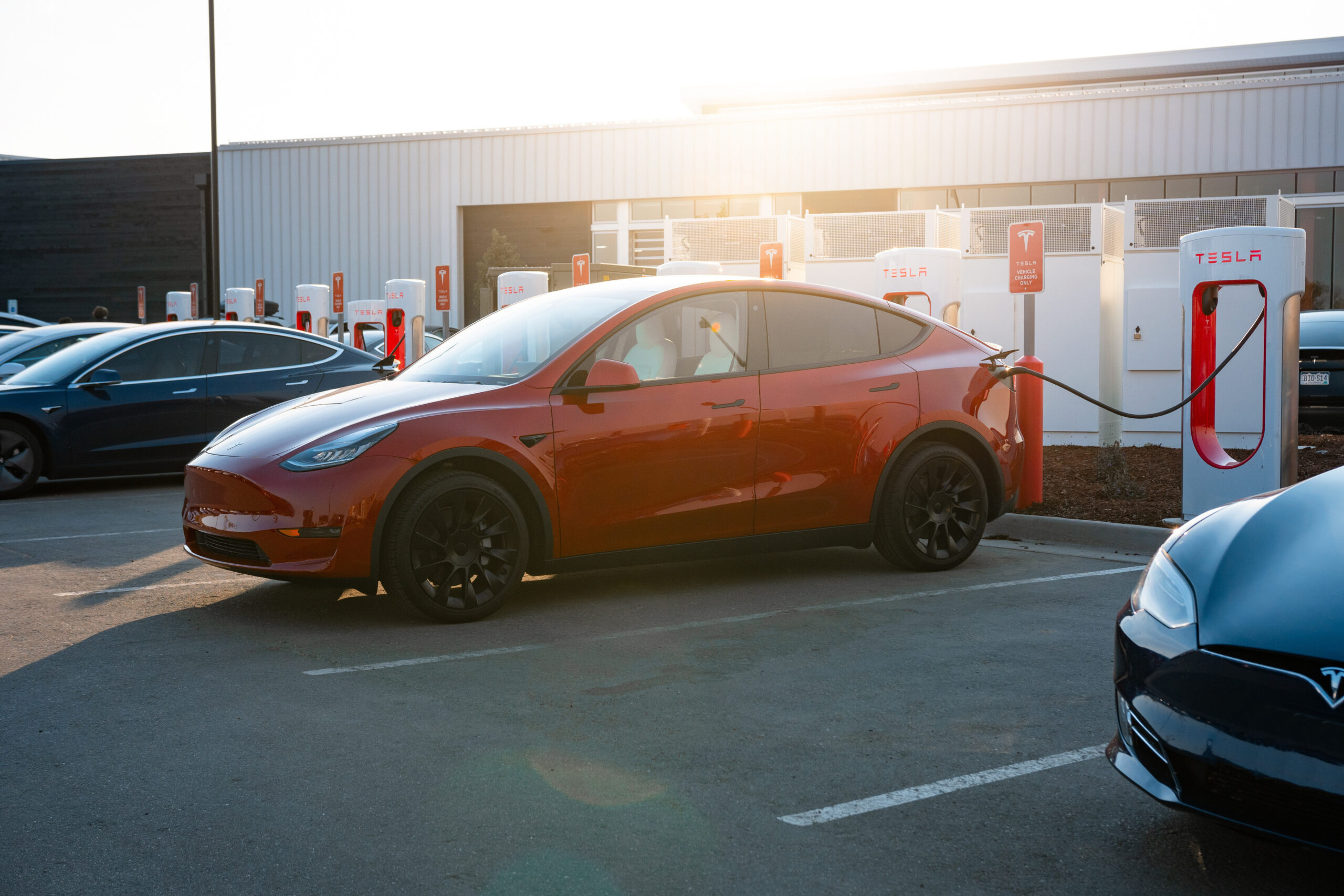 Tesla zhakowana przez nastolatka - 25 aut w 13 krajach przejętych