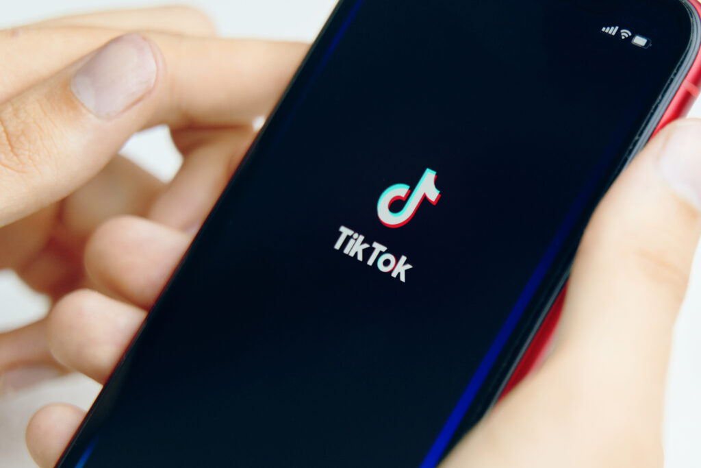 TikTok musi zapłacić 12,7 mln funtów za niewłaściwe gromadzenie danych osobowych dzieci