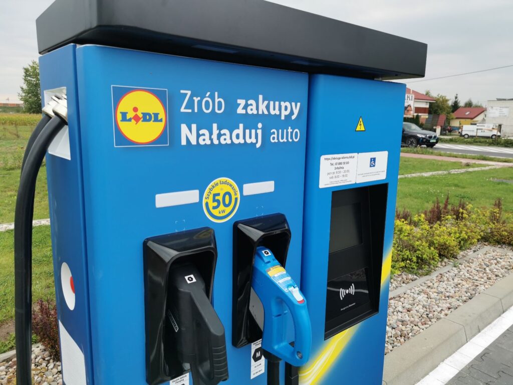 Koniec darmowego ładowania na stacjach Lidl: Co to oznacza dla użytkowników samochodów elektrycznych?